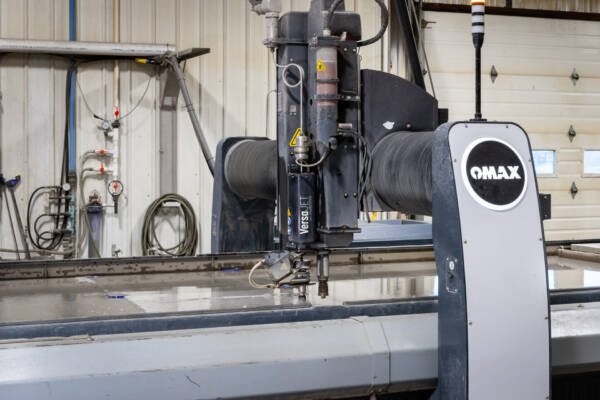 https://www.yoderind.com/wp-content/uploads/water-jet-cutting/Water-Jet-Machine-Cutting-Metal.jpg